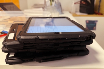 En hög med fem iPads